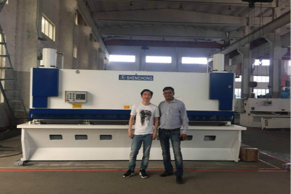 無(wú)錫神沖剪板機(jī).jpg 無(wú)錫神沖剪板機(jī).jpg