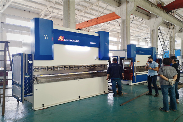 來自法國客戶順利驗完油電混合數(shù)控折彎機高精度剪板機