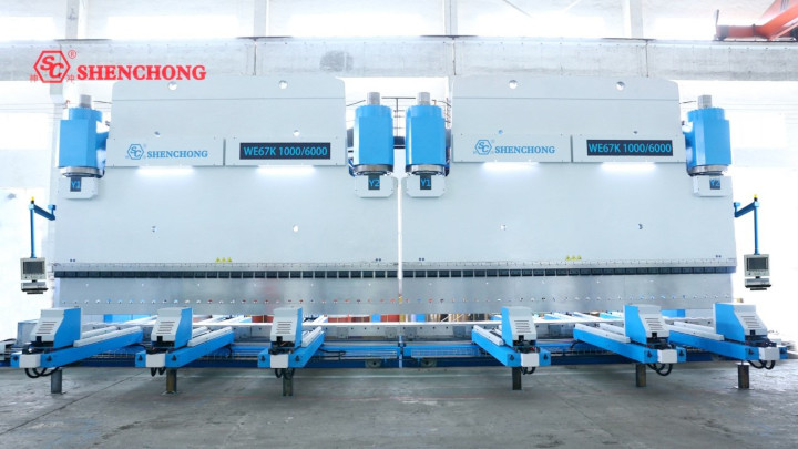 五一勞動節(jié)工廠發(fā)貨一臺泰國1200噸9米雙機(jī)聯(lián)動數(shù)控折彎機(jī)