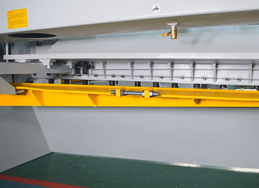 高精度數(shù)控剪板機后擋料